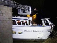 Almanya'da yolcu gemisi köprüye çarptı: 27 yaralı