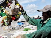 Bali'de Kuta Sahili, plastik atıklarla doldu