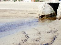 Alanya'da Kleopatra Plajı'na kalorifer yakıtı aktı