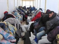 Çeşme'de lastik botta 57 kaçak göçmen yakalandı