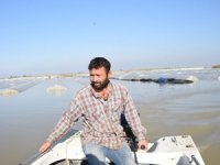 Çiftçiler, sera altında kalan ürünlerine tekne ile ulaşabildi