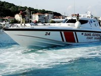 İzmir'de lastik botta 30 göçmen yakalandı