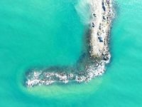 Rize'de yat limanında eriyen taşlar, suya gömülüyor