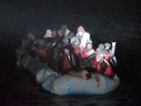 İzmir'de botları su alan 41 kaçak göçmen kurtarıldı