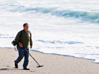 Konyaaltı Sahili'nde define avına çıktılar