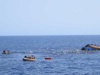 Ege'de 29 kaçak göçmen fırtınaya yakalandı