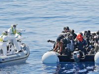 Akdeniz'de 25 kaçak göçmen kurtarıldı