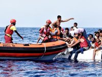 İtalyan Sahil Güvenlik ekipleri, bin 400 kişiyi boğulmaktan kurtardı