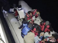Kuşadası'nda lastik botta bulunan 56 kaçak göçmen kurtarıldı