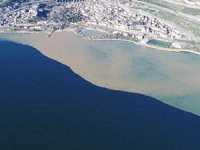 Kocaeli Körfezi'nin iki rengi havadan görüntülendi