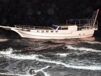 Marmaris'te lodosun etkisiyle bir tekne karaya oturdu