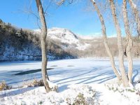 Karagöl Tabiat Parkı'nda krater gölü buz tuttu