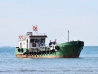 Muğla'da demirli olan atık toplama gemisi karaya oturdu