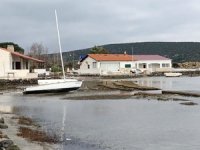 Çeşme'de deniz çekildi, balıkçı tekneleri karaya oturdu