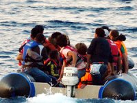 İzmir'de 44 kaçak göçmen kurtarıldı