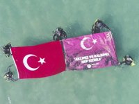 Adana'da dalgıçlar denizde Türk Bayrağı açtı