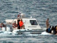 Motoru arızalanan bottaki göçmenler kurtarıldı