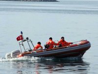 Foça'da üç kişiyi taşıyan bot battı, bir kişi kayıp