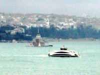 Sıcaklık üç saatte altı derece birden düştü, Boğaz suları yeşile büründü