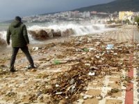 Gemlik'te dev dalgalar çöpleri sahile taşıdı