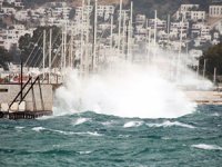 Şiddetli rüzgar, Marmara'da deniz ulaşımını etkiliyor