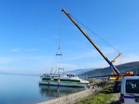 M/F Akşemsettin, İznik Gölü'nden çıkartıldı