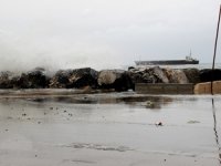 İskenderun'da fırtına hayatı olumsuz etkiledi