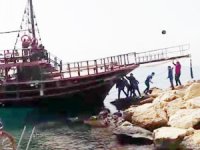 Antalya'da tur teknesi kayalıklara çarptı