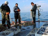 Van Gölü'nde avlanarak geçimlerini sağlıyorlar