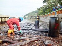 Endonezya, petrol sızıntısını durdurmaya çalışıyor