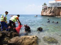 Kaleiçi Yat Limanı'nda denizden 10 çuval çöp çıkarıldı