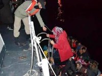İzmir'de lastik botları sürüklenen 59 kaçak göçmen kurtarıldı