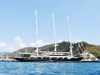 Lüks yatlar Marmaris Körfezi'ne demirledi