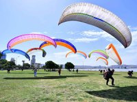 Bayraklı Sahili, paraşüt pilotlarının yeni gözde yeri oldu