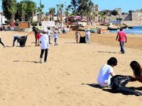 Muğla'da öğrenciler Akbük Sahili'ni temizledi