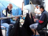 Tekirdağ'da balıkçılar ağlarını onarıyor