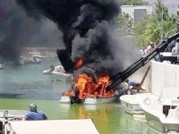 Denize indirilen tekne alev alev yandı