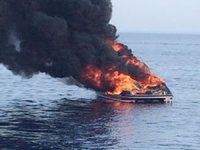 14 metrelik yat, Bodrum açıklarında yanarak battı!