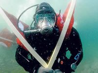 30 saat soğuk suda yaşayarak Guinness rekorunu ikiye katladı