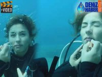 Denizaltında makyajla kadına şiddete dikkat çekti