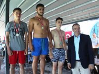 Yağlı direkten bayrak almak için yarıştılar