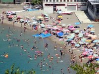 Zonguldak'ta sıcaktan bunalanlar plajları doldurdu