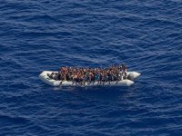 Akdeniz'de bir şişme botta 104 kaçak göçmen kurtarıldı