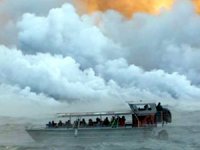 Hawaii'de yanardağdan çıkan lavlar tekneye sıçradı!