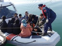 Lastik botla Midilli'ye gitmeye çalışan 39 göçmen yakalandı
