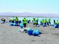 Van Gölü sahilinde 40 ton çöp toplandı