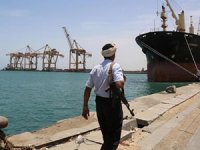 Husiler, Hudeyde Limanı'na gemi girişlerini engelliyor