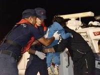 İzmir'de lastik botta 45 kaçak göçmen yakalandı