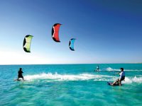 Kiteboard yapan sporcular adeta suyla dans ediyor