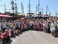Antalya'da özel çocuklar için tekne turu düzenledi